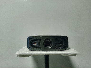 Proiettore 4K autofocus completamente chiuso. Famiglia, all'aperto, dormitorio, sala video privata di lusso è la prima scelta.